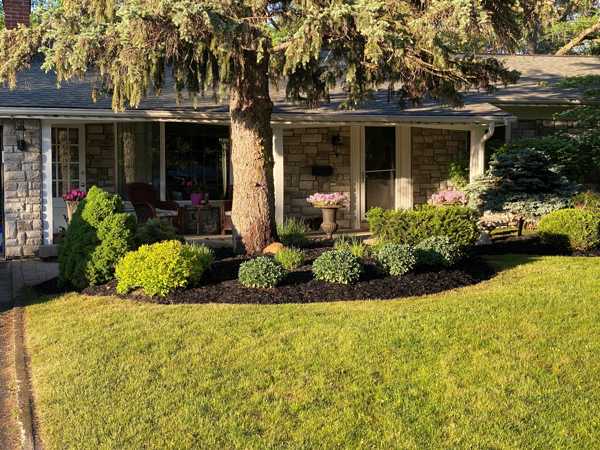 Finished residential front-yard landscaping by Stratton’s