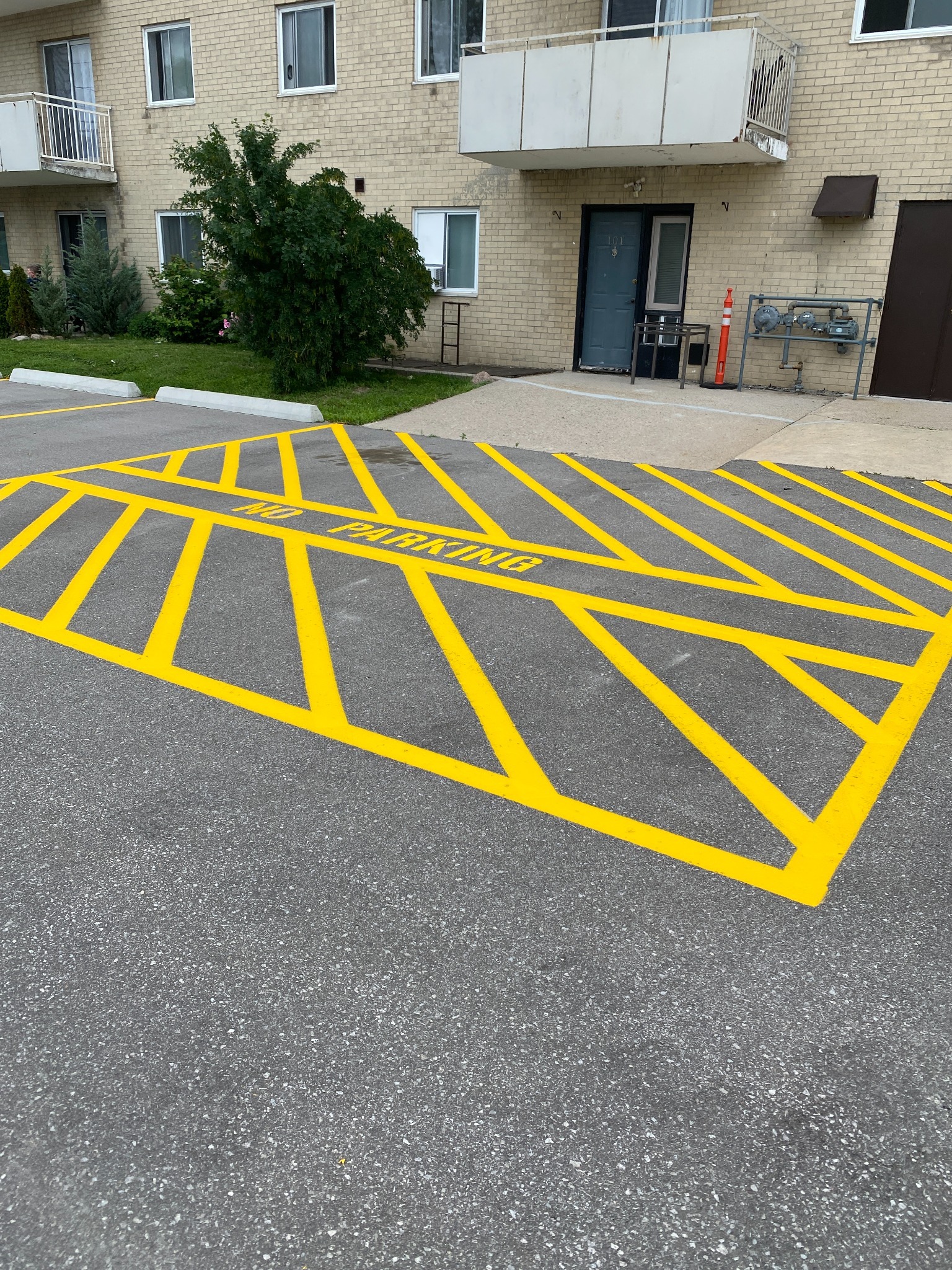 Fresh no-parking hatch and safety markings
