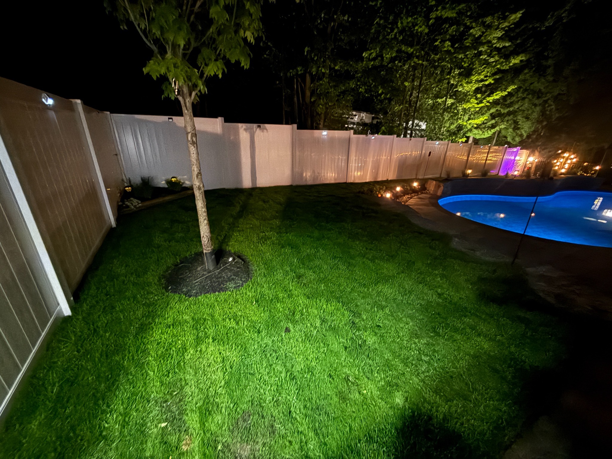 Finished green lawn and residential landscaping by Stratton’s